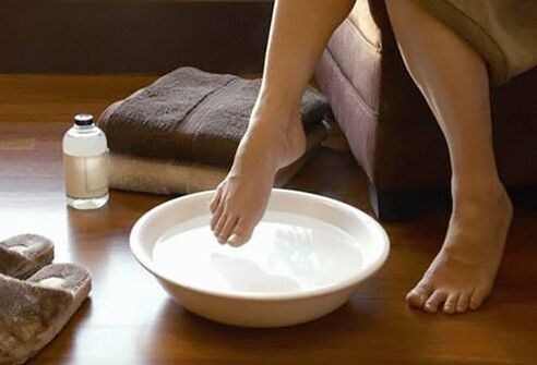 Evening joint pain is not a disease, it can be cured by folk remedies, such as taking a hot bath. 